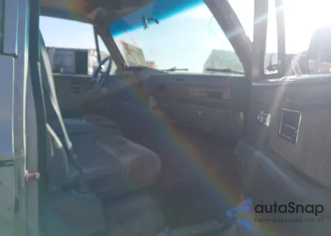 1989 GMC Suburban R15 Conventional z USA, uszkodzony, nr VIN 1GKER16K7KF534224